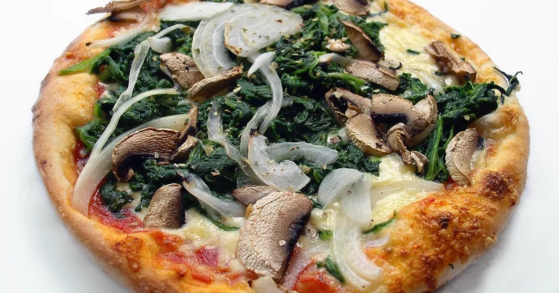 Réhausser le goût et la texture d'une pizza surgelée au micro-ondes