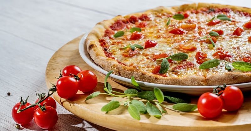 Pizza surgelée au micro-ondes : la technique pour une pâte croustillante et un fromage filant
