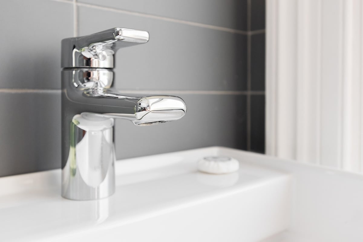 Salle de bain moderne : 15 idées de paniers rangement esprit nature 2026