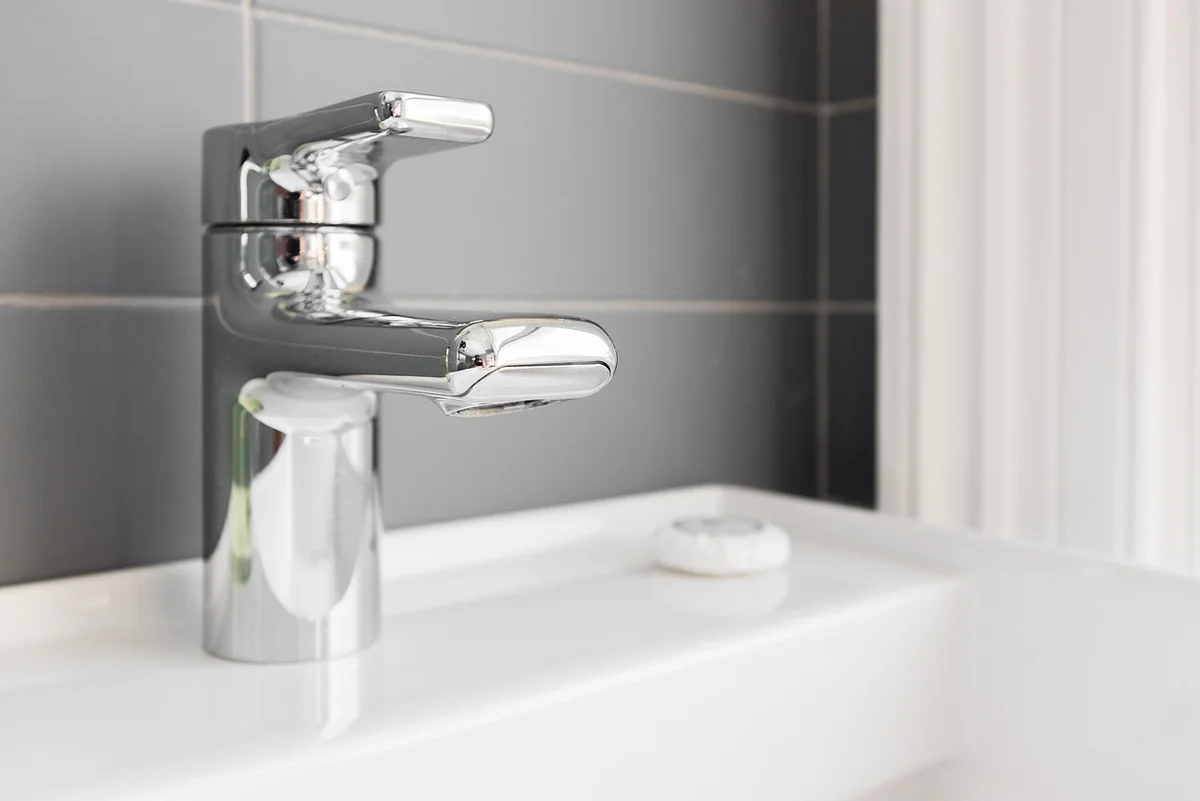 Salle de bain moderne : 15 idées de paniers rangement esprit nature 2026
