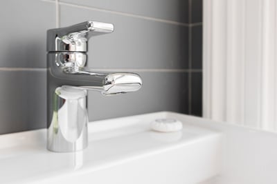 Salle de bain moderne : 15 idées de paniers rangement esprit nature 2026